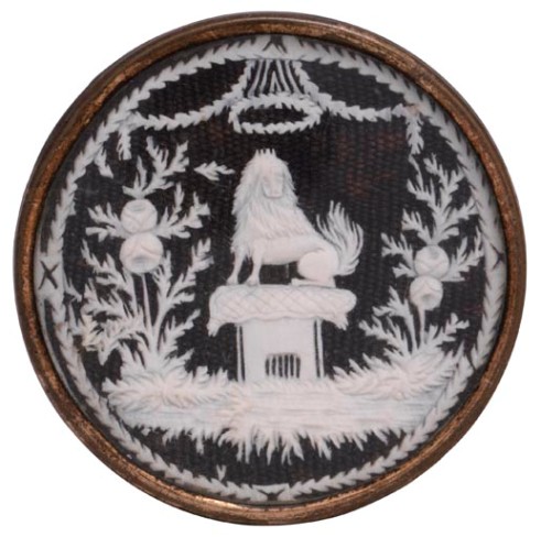 Découpage, ivoire de Dieppe, le chien comme symbole de la fidélité, fin du XVIIIe siècle Découpage, ivoire de Dieppe, le chien comme symbole de la fidélité, fin du XVIIIe siècle