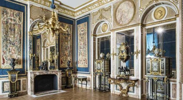 Salle dite de l'hôtel Le Bas de Montargis © 2014 Musée du Louvre, dist.RMN - GP / Olivier Ouadah. Salle dite de l'hôtel Le Bas de Montargis © 2014 Musée du Louvre, dist.RMN - GP / Olivier Ouadah.
